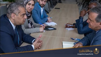 هيئة الدواء تبحث مع الصحة العالمية سبل التعاون في نقل تكنولوجيا تصنيع اللقاحات