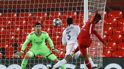 كورتوا يتحدى صلاح وماني قبل نهائي دوري أبطال أوروبا