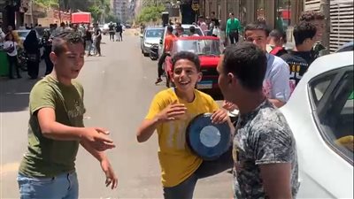 ألعاب نارية وطبول.. طلاب الشهادة الإعدادية ببورسعيد يحتفلون ببدء الإجازة | صور وفيديو