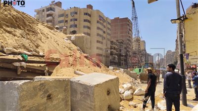 إصابة 3 أشخاص إثر سقوط كتلة خرسانية من إنشاءات كوبري المطبعة بالجيزة | صور