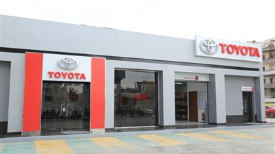 تجمهر الحاجزين أمام مقر تويوتا بالعباسية.. والشركة ترفض تسليم السيارات: الجأوا للقضاء | فيديو