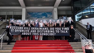 صناع فيلم Butterfly Vision يرفعون لافتة تندد بالغزو الروسي على أوكرانيا خلال مهرجان كان