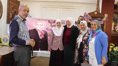 تعليم القاهرة تكرم مدير عام الشئون المالية بلقب الأم المثالية 