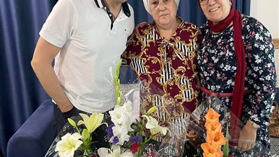 بعد تعافيها.. صابر الرباعي يظهر رفقة والدته ويوجه رسالة شكر للأطباء