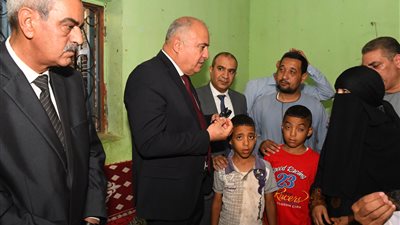 محافظ قنا يؤدي واجب العزاء لأسرة شهيد حياة كريمة بنجع حمادي │ صور