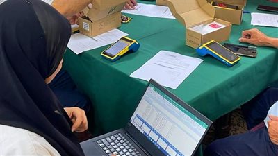 من كرتونة إلى ماكينة فوري.. قصة التحول في جمع التبرعات بالمساجد إلكترونيًّا 