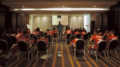 محاضرة تنسيقية من وفد كاف للاعبي الأهلي والجهاز الفني قبل نهائي إفريقيا