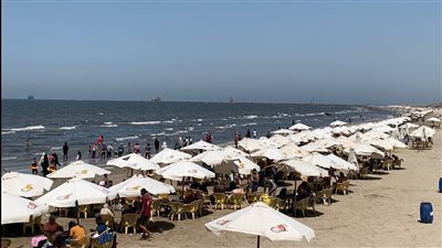 شاطئ بورسعيد يشهد إقبالًا من المصطافين بالتزامن مع ارتفاع درجات الحرارة | فيديو وصور