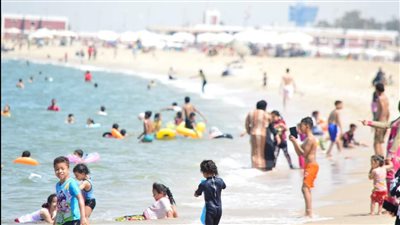 شاطئ بور فؤاد يشهد إقبالًا كبيرًا من المصطافين في العطلة الأسبوعية | صور 