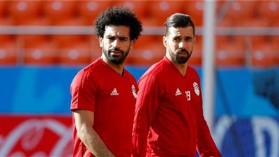 حازم إمام وعبد الله السعيد وكامل أبو علي يصلون باريس لدعم محمد صلاح في نهائي دوري الأبطال