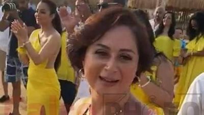 مي نور الشريف تلتقط بوكيه الورد.. ورقص الفنانين في حفل زفاف دنيا عبد العزيز | فيديو