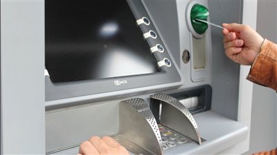 مصدر يكشف حقيقة تثبيت جهاز على ماكينة ATM لسرقة العملاء