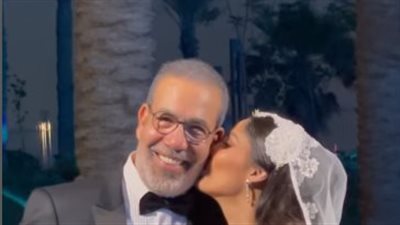 تُقبّل والدها.. أول فيديو من حفل زفاف ابنة مدحت العدل 