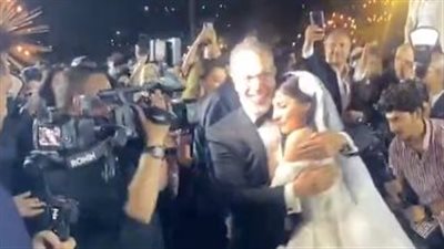 مدحت العدل يرقص مع ابنته على أغنية حبيبي يا عاشق في حفل زفافها | فيديو 