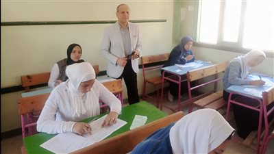 وكيل تعليم كفر الشيخ يتفقد لجان الدبلومات الفنية.. ويؤكد: لم نتلق شكاوى 