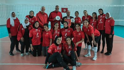 فريق سيدات طائرة الأهلي يتبادل الدروع مع مدير مركز قليبية التدريبي |صور