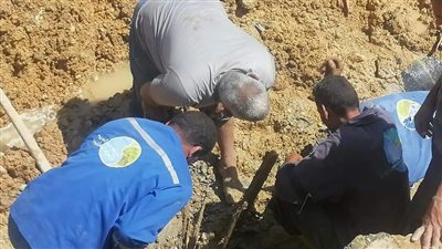 كسر مفاجئ لخط مياه يتسبب في انقطاع الخدمة عن 6 مناطق بالفيوم| صور