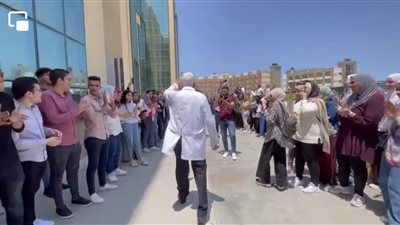طلاب يقيمون ممرًا شرفيًا لتكريم أستاذهم في جامعة بالدقهلية: يقدم لنا النصائح دائمًا