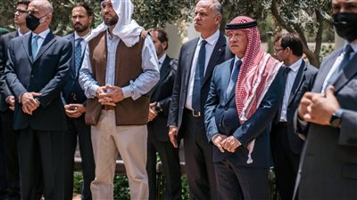 ملك الأردن وولي العهد يشاركان في تشييع جثمان والد الملكة رانيا 