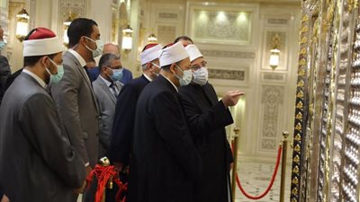 شيخ الأزهر يتفقد أعمال التجديد الشاملة بمسجد الإمام الحسين | صور