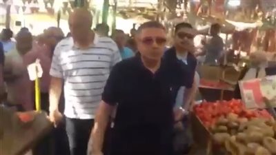 محافظ البحر الأحمر يقود حملة على سوق الخضار والباعة بالغردقة | فيديو 
