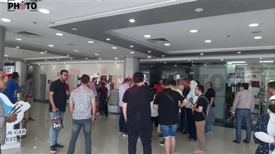 مطالبات بوقف بيع السيارات لغير الحاجزين