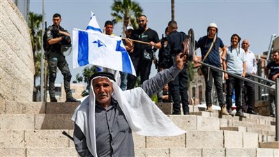 رئيس وزراء إسرائيل السابق يقتحم حائط البراق بالقدس المحتلة