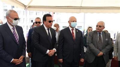 وزير التعليم العالي يتفقد منشآت وتجهيزات جامعة بنها الأهلية