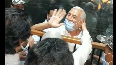 قبلات وأحضان.. 14 صورة ترصد جانب من محاكمة عبدالمنعم أبو الفتوح ومحمود عزت