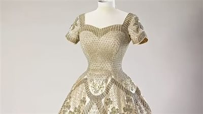 عرض فستان تتويج ملكة بريطانيا بالخمسينات في قلعة وندسور احتفالًا باليوبيل البلاتيني