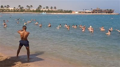 على واحدة ونص.. جلسات لتعليم السائحين الرقص الشرقي على شواطئ الغردقة | صور وفيديو