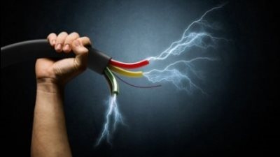 توقف قلبه أثناء الإسعافات الأولية.. مصرع شاب بصعق كهربائي إثر ملامسته عامود إنارة ببور سعيد