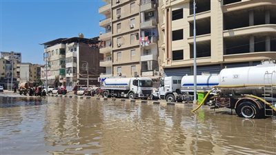 شوارع المنصورة بالدقهلية تغرق في مياه الصرف .. والأهالي حالنا وقف | صور