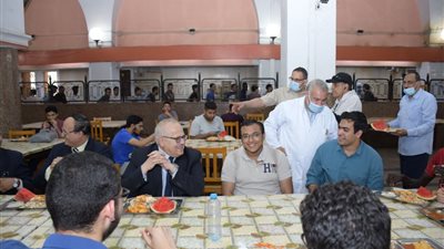 الخشت يجرى حوارًا مفتوحًا مع طلاب المدينة الجامعية ويستمع إلى مقترحاتهم | فيديو