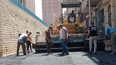 الانتهاء من رصف شارعين بملوي واستمرار أعمال الرصف بـ 4 شوارع رئيسية في المنيا