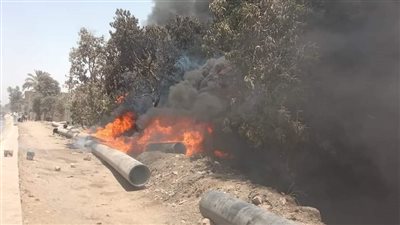  نشوب حريق بقرية نزلة ترجم بالجيزة.. و3 سيارات إطفاء لإخماد النيران| صور وفيديو