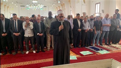 المئات يؤدون صلاة الجنازة على الدكتور حسني غندر رئيس الاتحاد العام للشركات ببورسعيد | صور وفيديو 