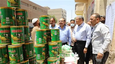 محافظ المنيا يتفقد منفذ بيع السلع والمواد الغذائية بمركز أبوقرقاص 