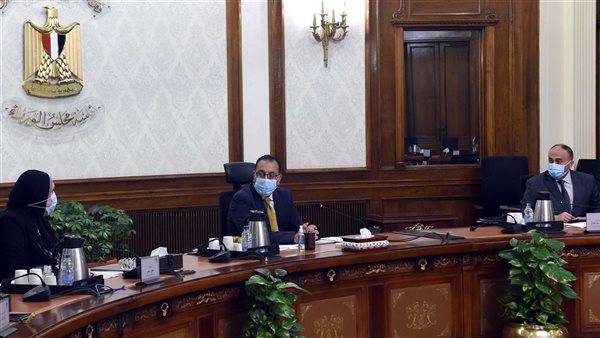 رئيس الوزراء يستعرض