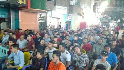 وسط دعوات بالفوز.. إقبال كبير من الجماهير على مقاهي سوهاج لمتابعة مباراة النادي الأهلي | صور 