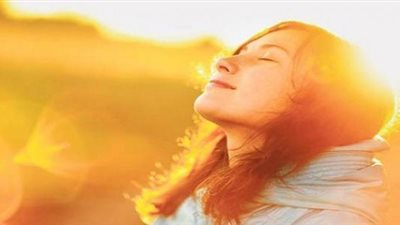 ما أضرار أشعة الشمس على الجلد؟.. أستاذ جلدية يجيب