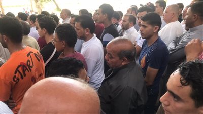 ادعوا لأم أولادي بالشفاء والرحمة.. والد الأطفال الضحايا يدعو لقاتلة أبنائه بمكبر الصوت خلال صلاة الجنازة | صور