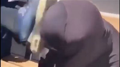 غضب عارم يجتاح مواقع التواصل بعد ركل تركي مسنة سورية في وجهها بوحشية