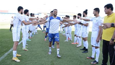 ممر شرفي للاعبي أسوان في مباراة الألومنيوم بالدرجة الثانية