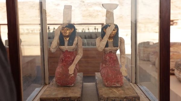 تمثالان لمعبودتان