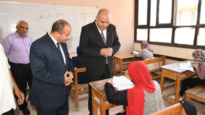 محافظ قنا يتابع انتظام سير امتحانات الدبلومات الفنية بمدرسة الثانوية التجارية المشتركة 