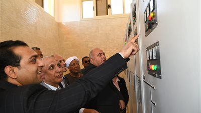 بتكلفة 60 مليون جنيه.. محافظ قنا يشهد التشغيل التجريبي لمحطة صرف الصالحية 