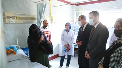 محافظ كفر الشيخ يطمئن على حالة المصابين في انهيار منزل بقرية طاهر