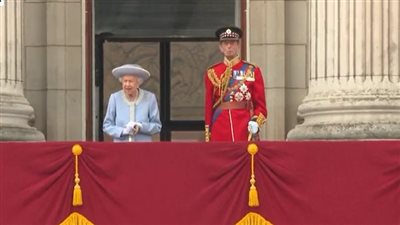 الملكة إليزابيث تطل من الشرفة التاريخية لقصر باكينجهام في ذكرى مرور 70 عاما على توليها العرش