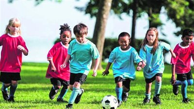 دراسة تثبت أن الرياضة الجماعية للأطفال تجعلهم أقل عرضة للإصابة بالأمراض النفسية